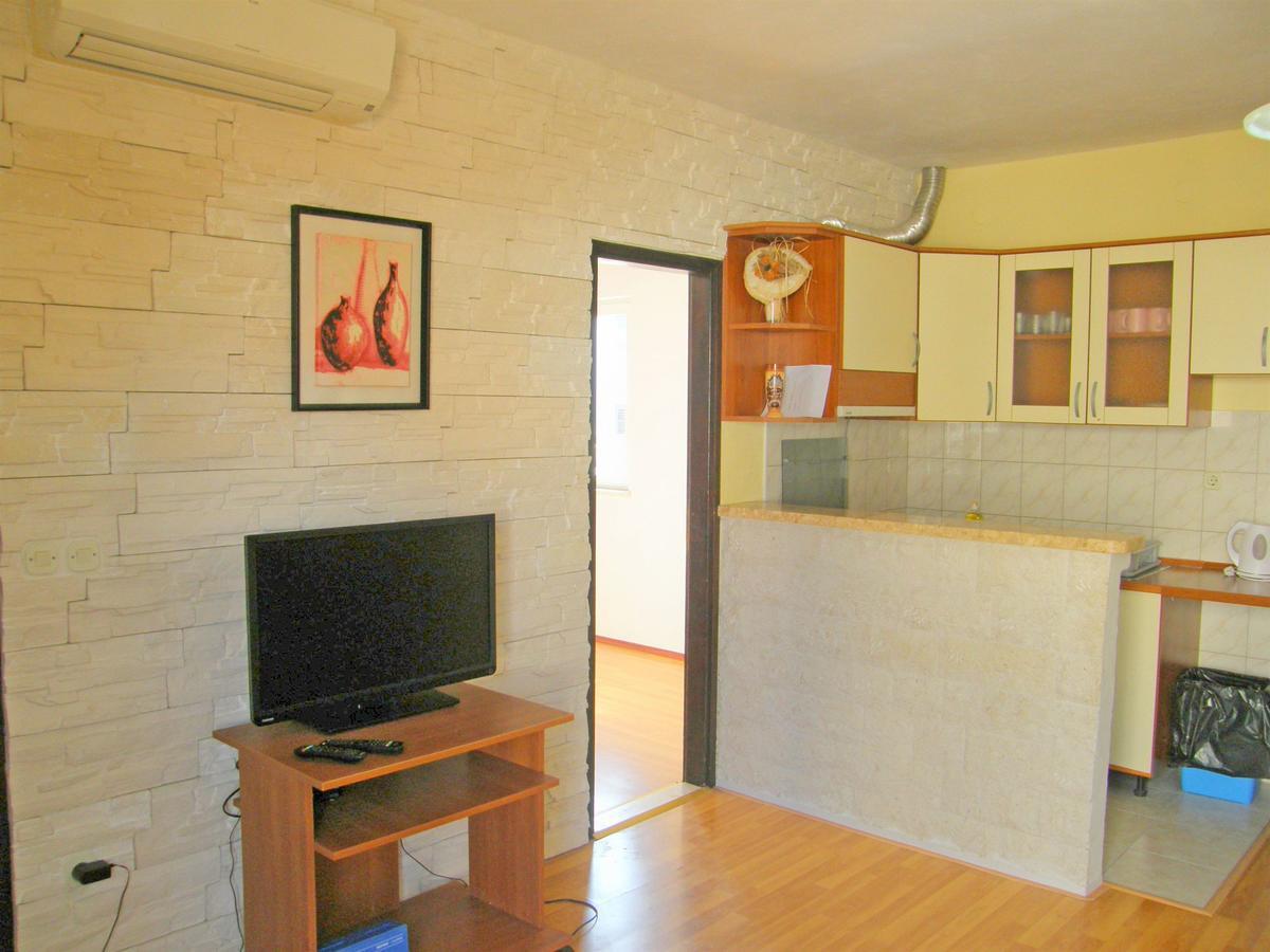 Apartments Jurica Примоштен Екстер'єр фото