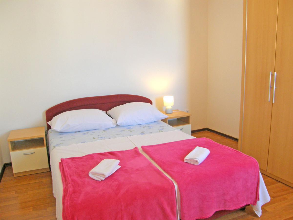 Apartments Jurica Примоштен Екстер'єр фото