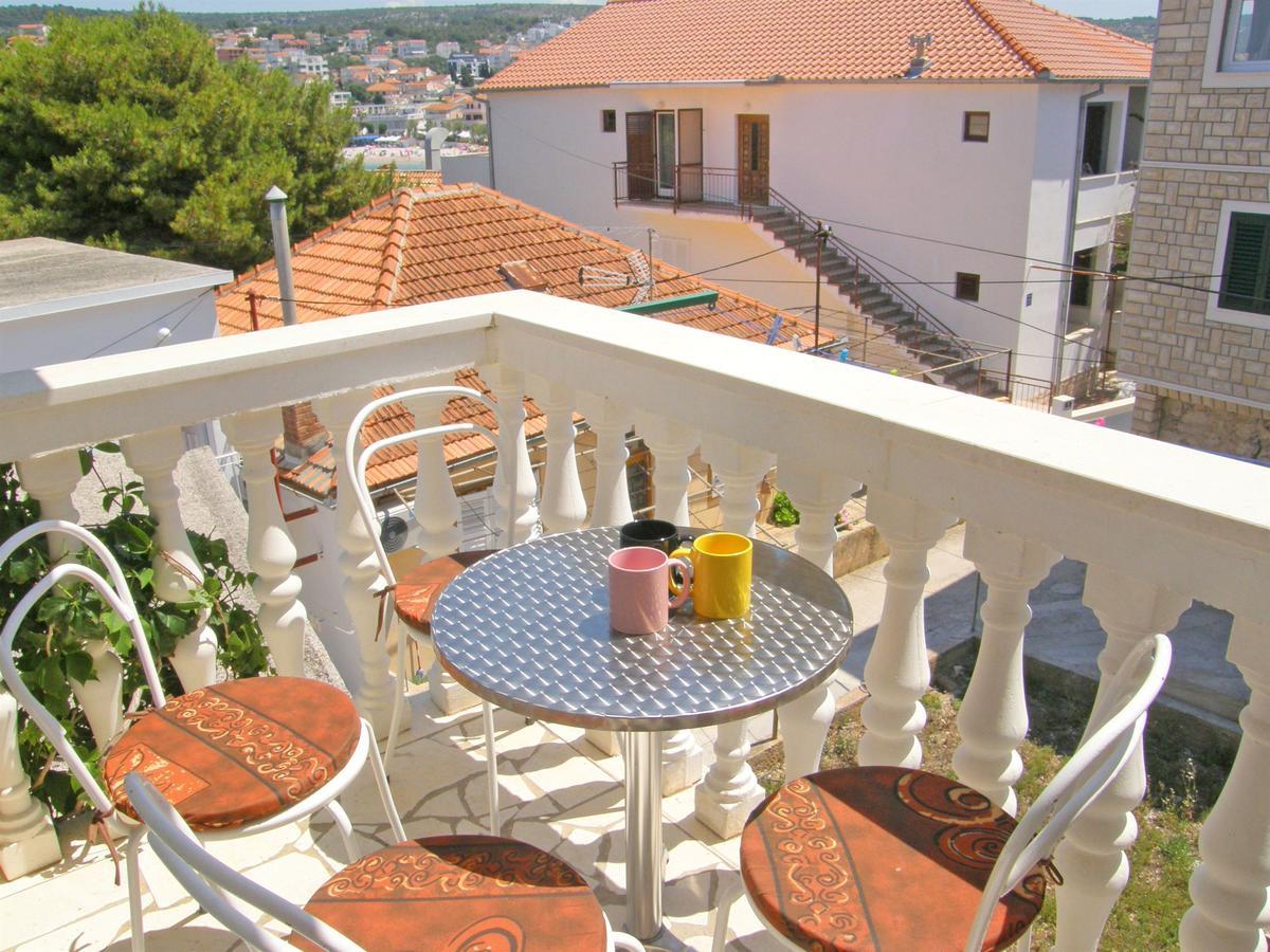 Apartments Jurica Примоштен Екстер'єр фото